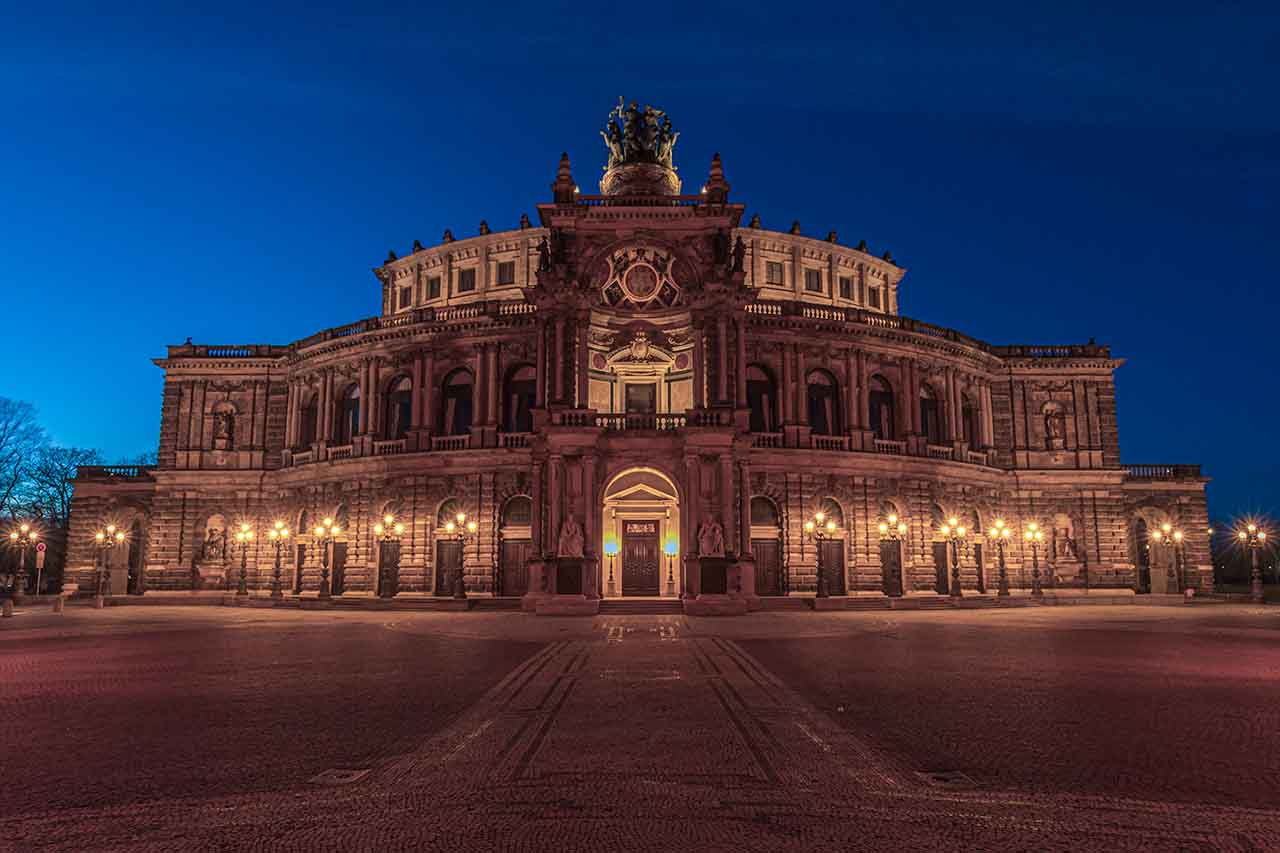 Semperoper di Dresda illuminata